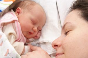 woman-with-newborn-in-hospital
